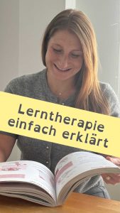 Frau liest lächelnd ein Buch