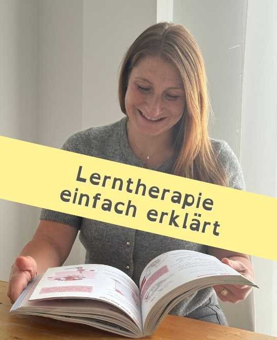 Frau liest freundlich lächelnd ein Buch. Bild zum Blogeintrag über Lerntherapie