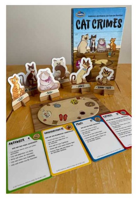 Spiel Cat Crimes aufgestellt mit den Spielfiguren, dem Spielfeld und den Karten mit den Hinweisen